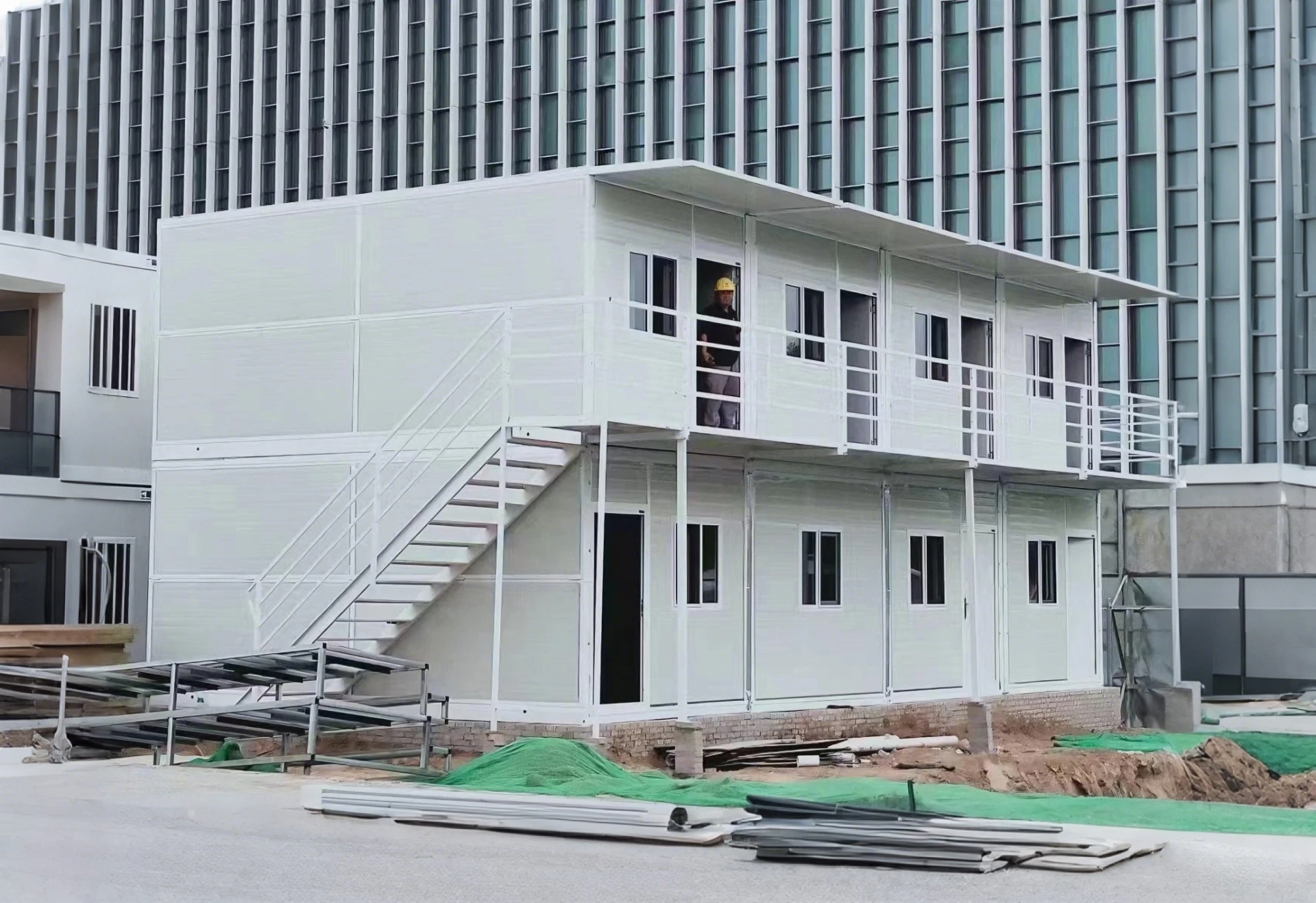 Proyecto de alojamiento para trabajadores con dormitorio modular de dos pisos
