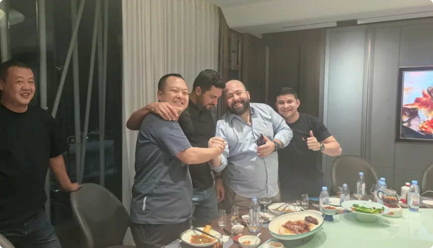 Cena de trabajo con clientes durante la visita al proyecto